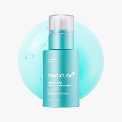 Turquoise skincare bottle with a pump, labeled Mediacube Azelaic Acid Exosome Shot 7500, set against a blue circular backdrop.